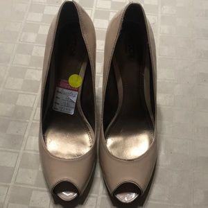 Women’s 9 Victor Alfaro 5” high heel cream‎ EUC